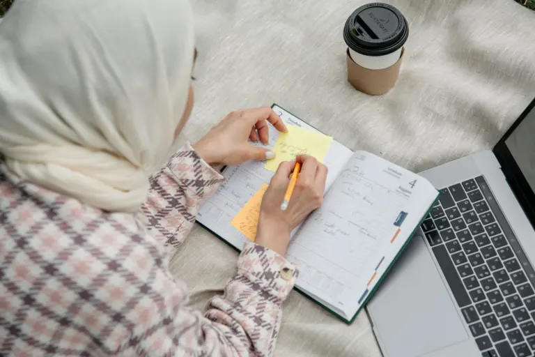 Lead Magnet for Coaches: 6 Ideas That Turn Visitors Into Clients